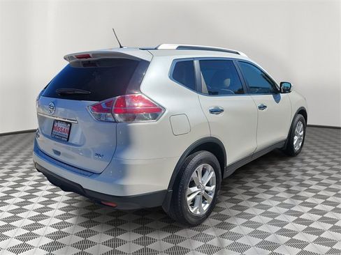 Used 2015 Nissan Rogue SV image 2