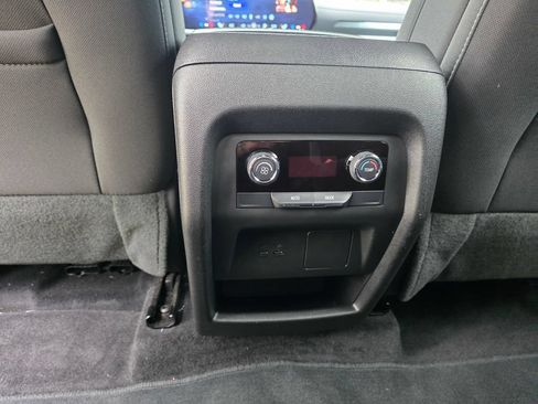 Used 2025 Chevrolet Traverse LT FWD image 18