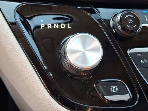 Used 2024 Chrysler Pacifica Limited FWD image 15