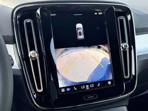 Used 2024 Volvo XC40 B5 Core image 5