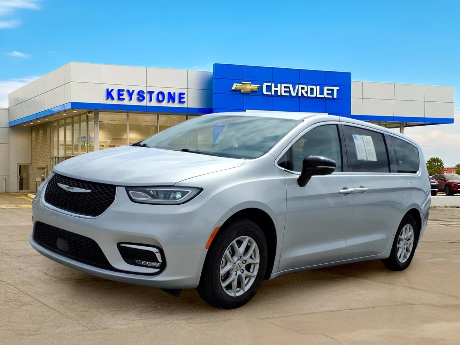 Used 2024 Chrysler Pacifica Touring-L FWD image 3