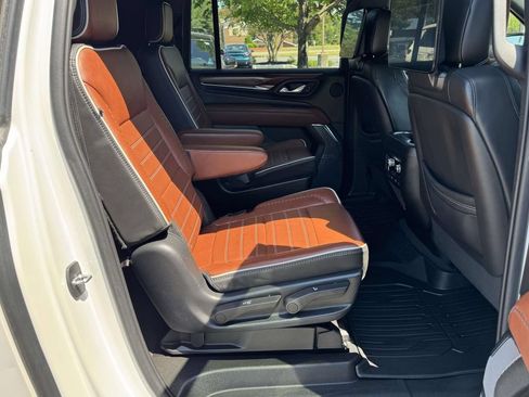 Used 2023 GMC Yukon XL Denali Ultimate AWD/4WD image 14