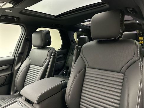 Used 2025 Land Rover Discovery Dynamic SE image 8