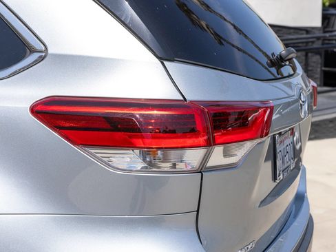 Used 2018 Toyota Highlander XLE FWD image 12