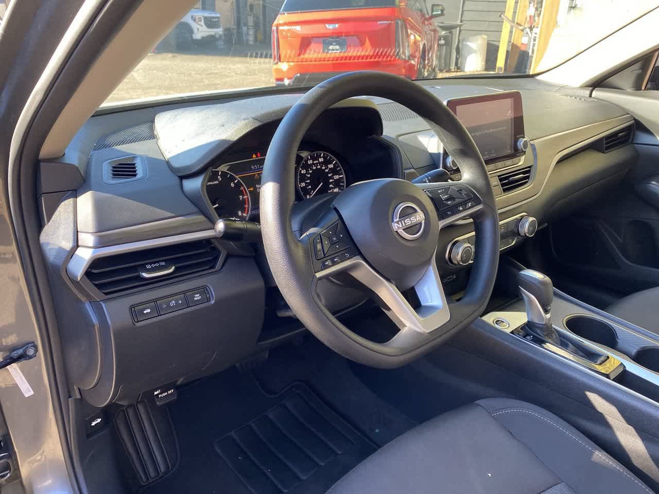 Used 2025 Nissan Altima 2.5 SV FWD image 2