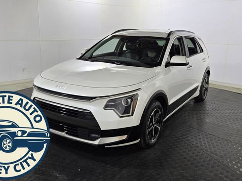 Used 2023 Kia Niro SX image 3