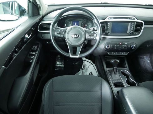 Used 2017 Kia Sorento LX w/ LX Convenience Package image 16
