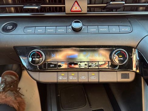 Used 2025 Hyundai Elantra SEL image 18