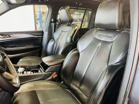 Used 2023 Jeep Grand Cherokee Overland w/ Luxury Tech Group IV AWD/4WD image 35