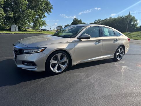 Used 2018 Honda Accord Touring image 2
