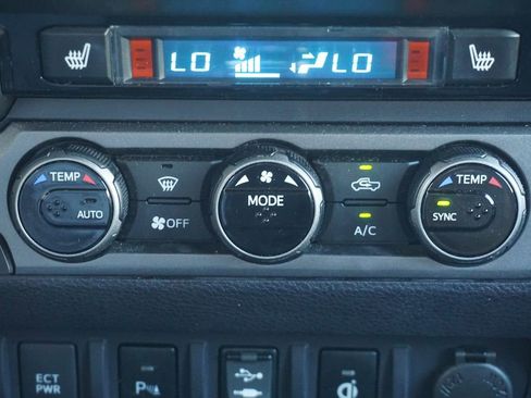 Used 2017 Toyota Tacoma TRD Off-Road AWD/4WD image 13