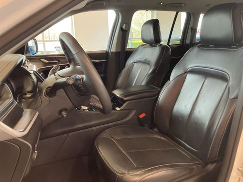 Used 2023 Jeep Grand Cherokee Limited w/ Luxury Tech Group II image 10