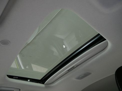 Used 2023 Hyundai Venue SEL image 32