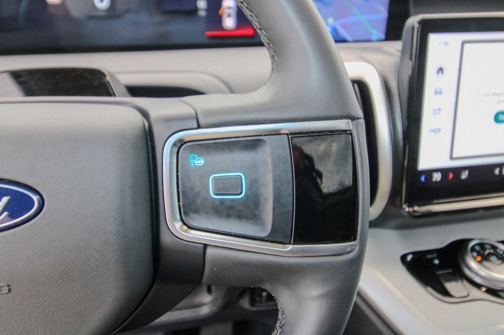 Used 2025 Ford Expedition Active AWD/4WD image 22