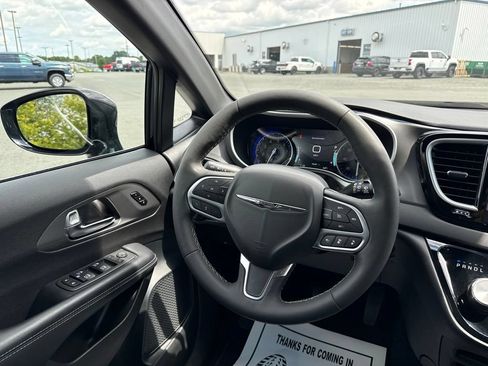 Used 2025 Chrysler Pacifica Select FWD image 14