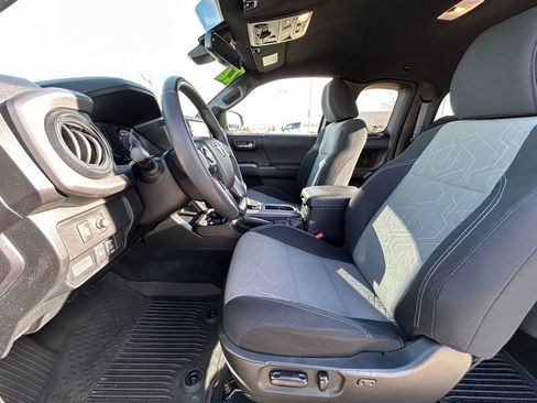 Used 2022 Toyota Tacoma TRD Off-Road image 12