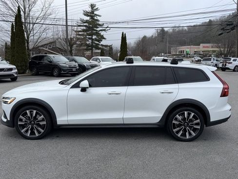 Used 2022 Volvo V60 T5 Cross Country w/ Advanced Package image 9