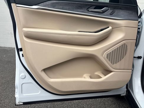 Used 2024 Jeep Grand Cherokee Limited image 12