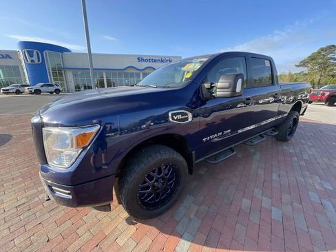 Used 2022 Nissan Titan SV image 7