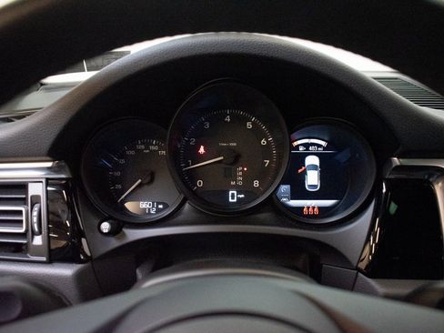 Certified 2025 Porsche Macan image 25