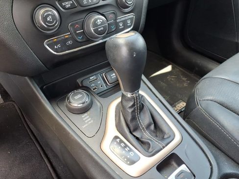 Used 2015 Jeep Cherokee Limited w/ Luxury Group AWD/4WD image 23
