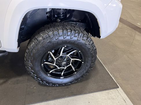 Used 2019 Toyota Tacoma Limited AWD/4WD image 9