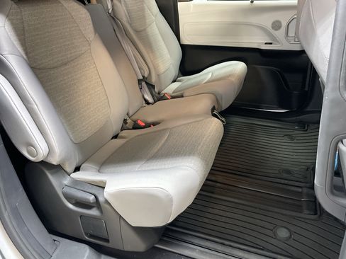 Used 2025 Toyota Sienna LE w/ LE Plus Package FWD image 8