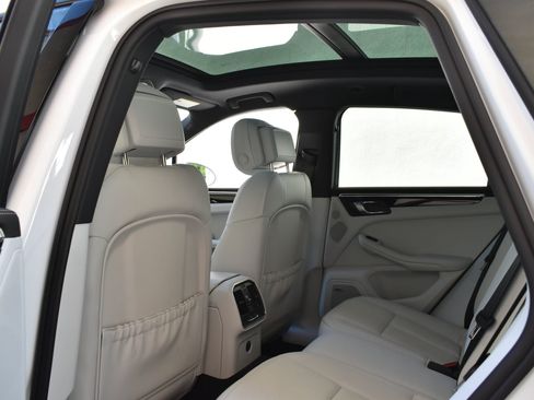 Used 2023 Porsche Macan S AWD/4WD image 17