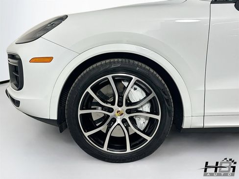 Used 2019 Porsche Cayenne Turbo w/ Premium Plus Package image 18