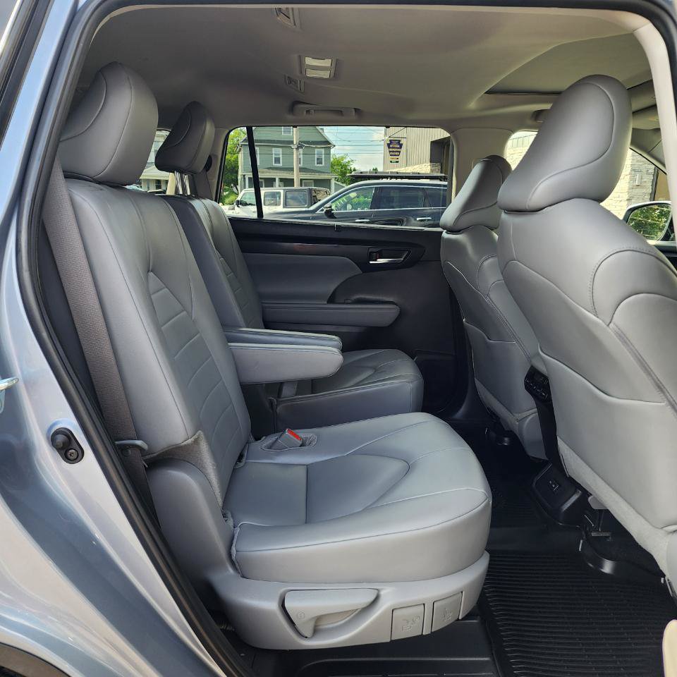 Used 2024 Toyota Highlander XLE FWD image 14