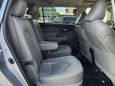 Used 2024 Toyota Highlander XLE FWD image 14