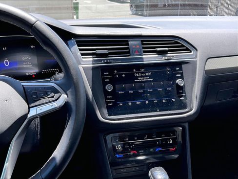Certified 2023 Volkswagen Tiguan SE w/ Panoramic Sunroof Package FWD image 5