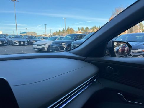 Used 2025 Hyundai Elantra SEL image 35