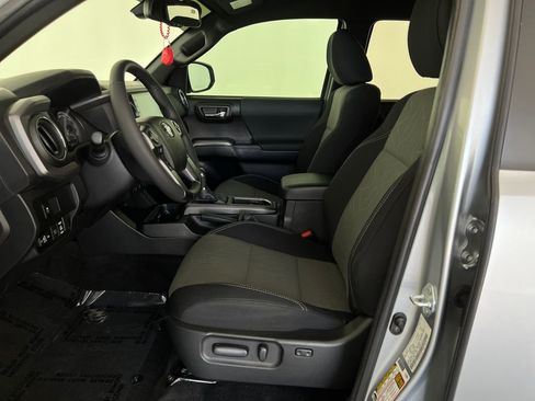 Used 2022 Toyota Tacoma TRD Sport w/ Technology Package RWD image 11