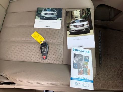 Used 2015 Chrysler Town & Country Touring-L w/ Driver Convenience Group image 17