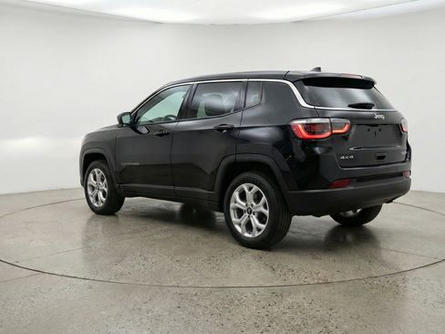 Used 2025 Jeep Compass Latitude AWD/4WD image 6
