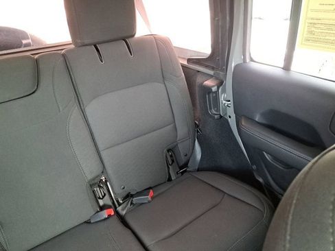 Used 2018 Jeep Wrangler Unlimited Sahara image 6