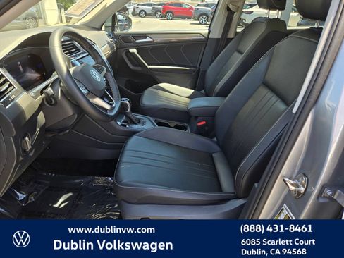 Used 2023 Volkswagen Tiguan SE w/ Panoramic Sunroof Package FWD image 16