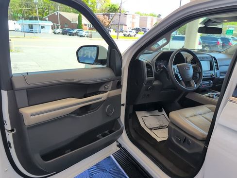 Used 2019 Ford Expedition XLT w/ Equipment Group 202A AWD/4WD image 11