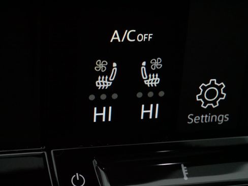 Certified 2025 Volkswagen Atlas SE image 28