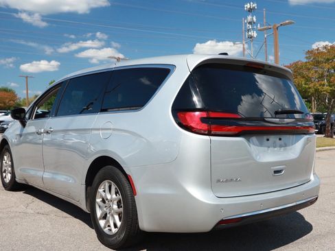 Used 2024 Chrysler Pacifica Touring-L FWD image 3