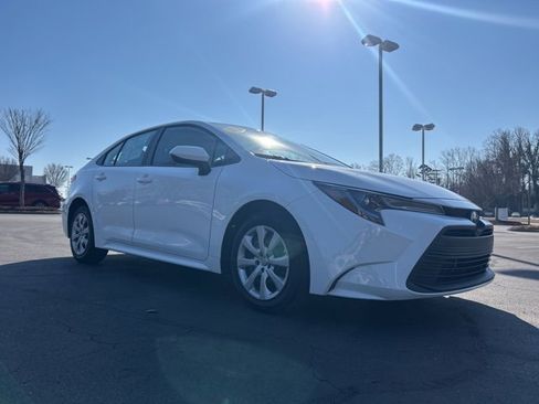 Used 2025 Toyota Corolla LE image 3