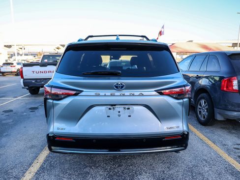 Used 2025 Toyota Sienna Platinum image 7