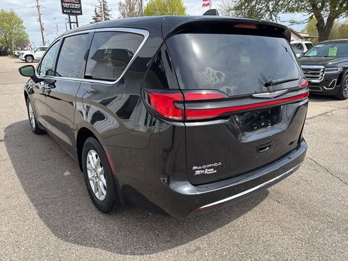 Used 2023 Chrysler Pacifica Touring-L FWD image 7
