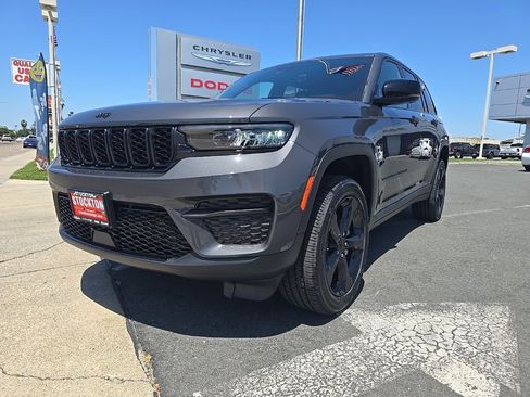 New 2025 Jeep Grand Cherokee Altitude image 24