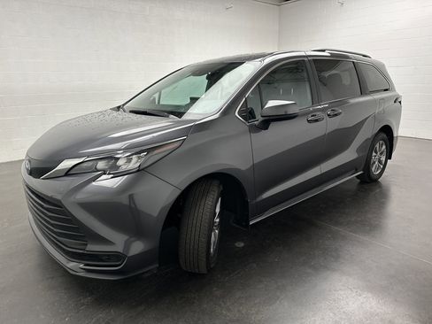 Used 2025 Toyota Sienna LE image 4