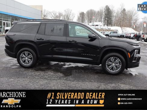 Used 2025 Chevrolet Traverse LT image 1
