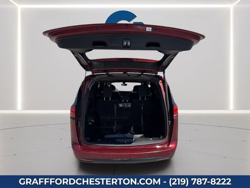 Used 2019 Chrysler Pacifica Touring Plus w/ S Appearance Package FWD image 16