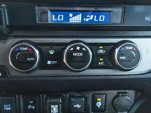Certified 2022 Toyota Tacoma TRD Sport w/ Technology Package AWD/4WD image 32