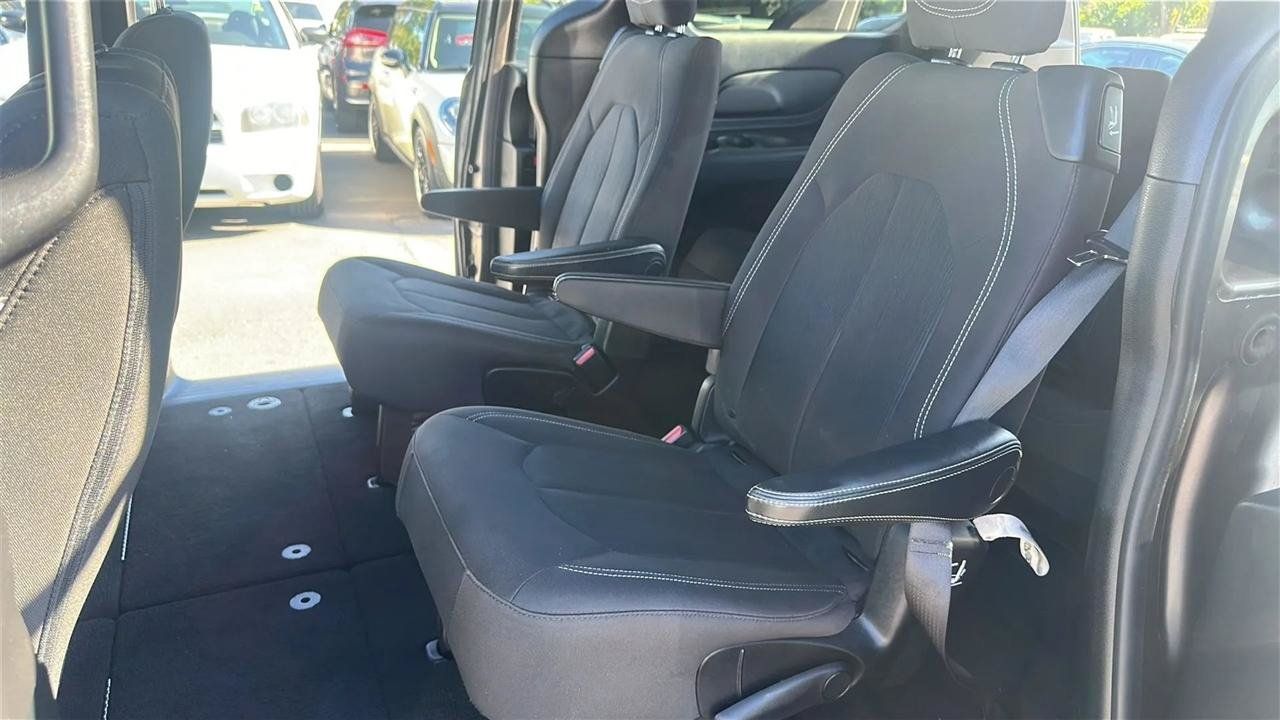 Used 2018 Chrysler Pacifica Touring Plus w/ S Appearance Package FWD image 28